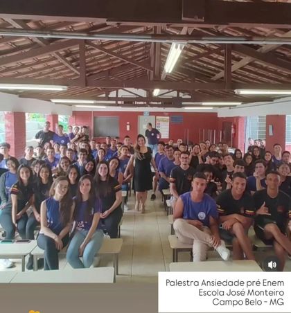 Auditório lotado de estudantes uniformizados na palestra sobre ansiedade pré-Enem.