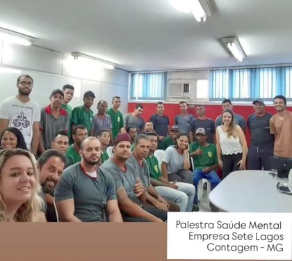 Equipe de funcionários reunida em sala de treinamento na palestra sobre saúde mental no trabalho.