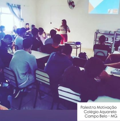 Estudantes sentados em sala de aula acompanhando a palestra sobre motivação.