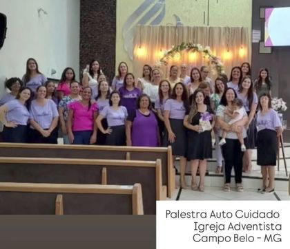 Grupo de participantes reunido no salão da igreja após a palestra sobre autocuidado.