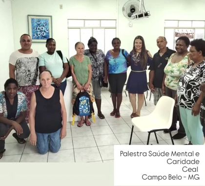 Participantes reunidos com Patrícia Moreira após o encontro sobre saúde mental e caridade.